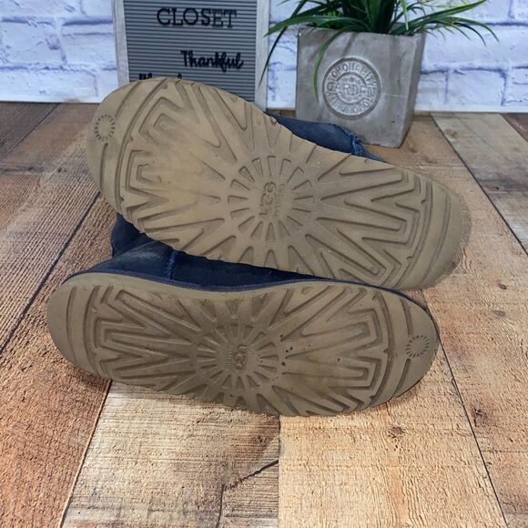 UGG
Australia Bailey Button Triplet Boots
Size 6 - Picture 8 of 10